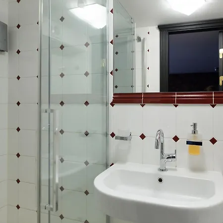 Grand Old Penthouse 아파트