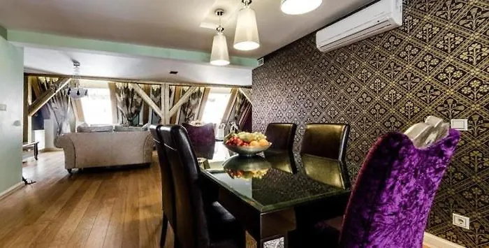 Grand Old Penthouse דירה